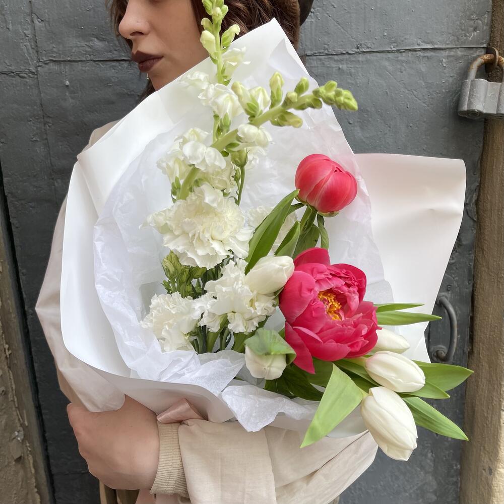 Раскидистый букет с пионами корал шарм и белыми тюльпанами / 1365 id Раскидистый букет с пионами корал шарм и белыми тюльпанами / 1365 id